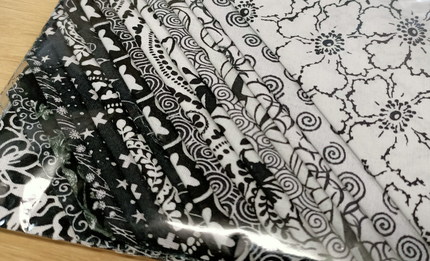 Charm Pack (7" Squares) - Black & Whites